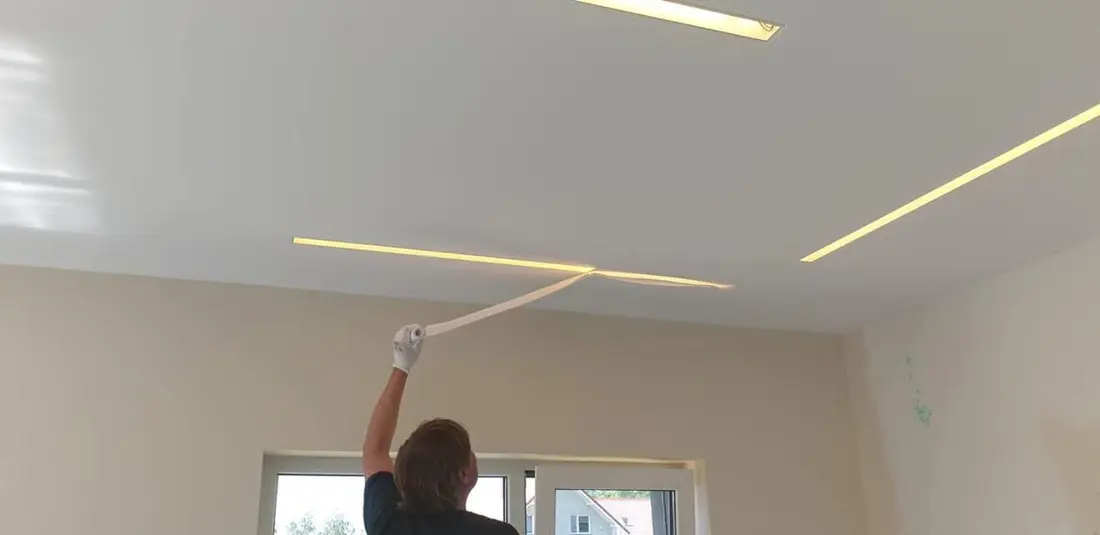 Mūsų meistras užbaigia šviesos linijos montavimą