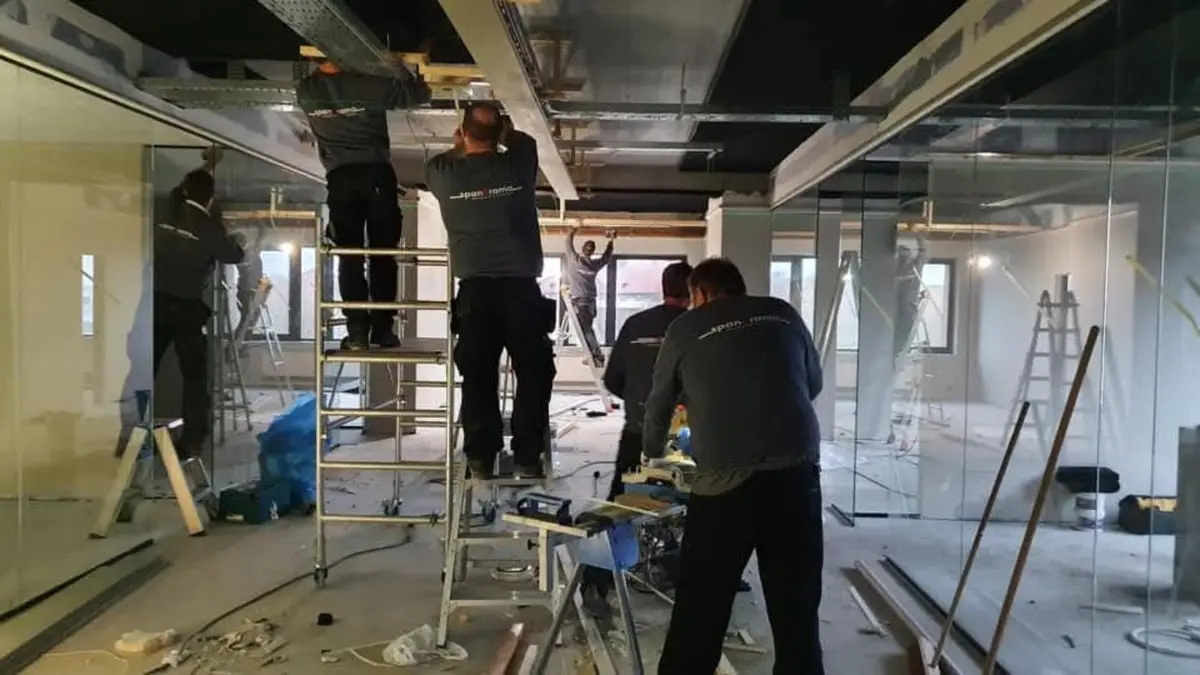 Mūsų montuotojų komanda dirba komerciniame objekte